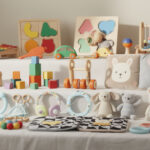 Découvrez notre guide complet des jouets adaptés à chaque âge de bébé, pour stimuler son développement et son éveil en toute sécurité.